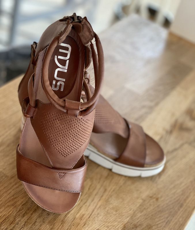 Mjus skinnsandaler  leveres i 2 farger 