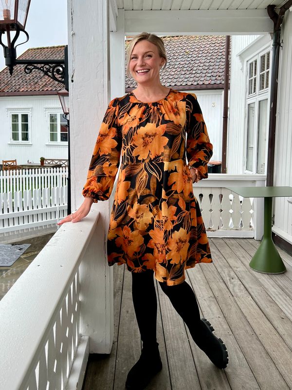 Makeløs Rosendal Kjole i Spicy  Flower